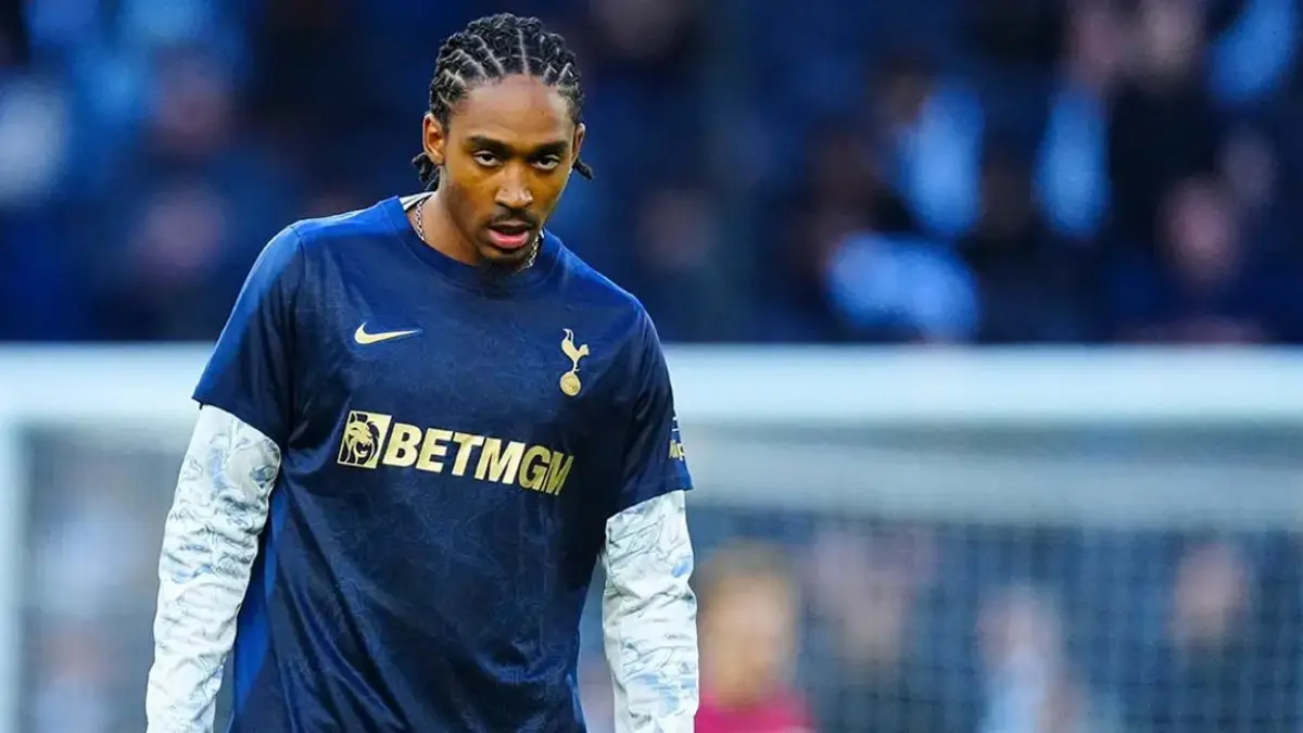 Djed Spence saat membela Tottenham Hotspur pada kompetisi musim 2025/2026. (Dok. Tottenham)