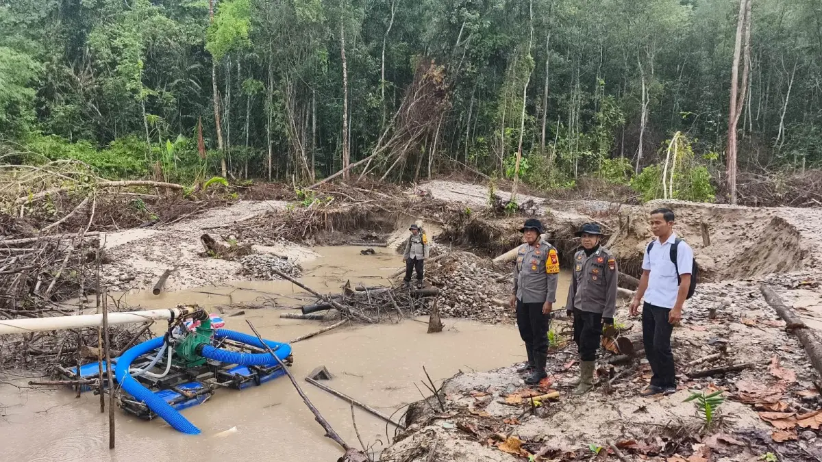 Jajaran Polsek Meliau turun ke lokasi yang diduga menjadi pusat kegiatan tambang emas ilegal. (HUMAS POLRES)