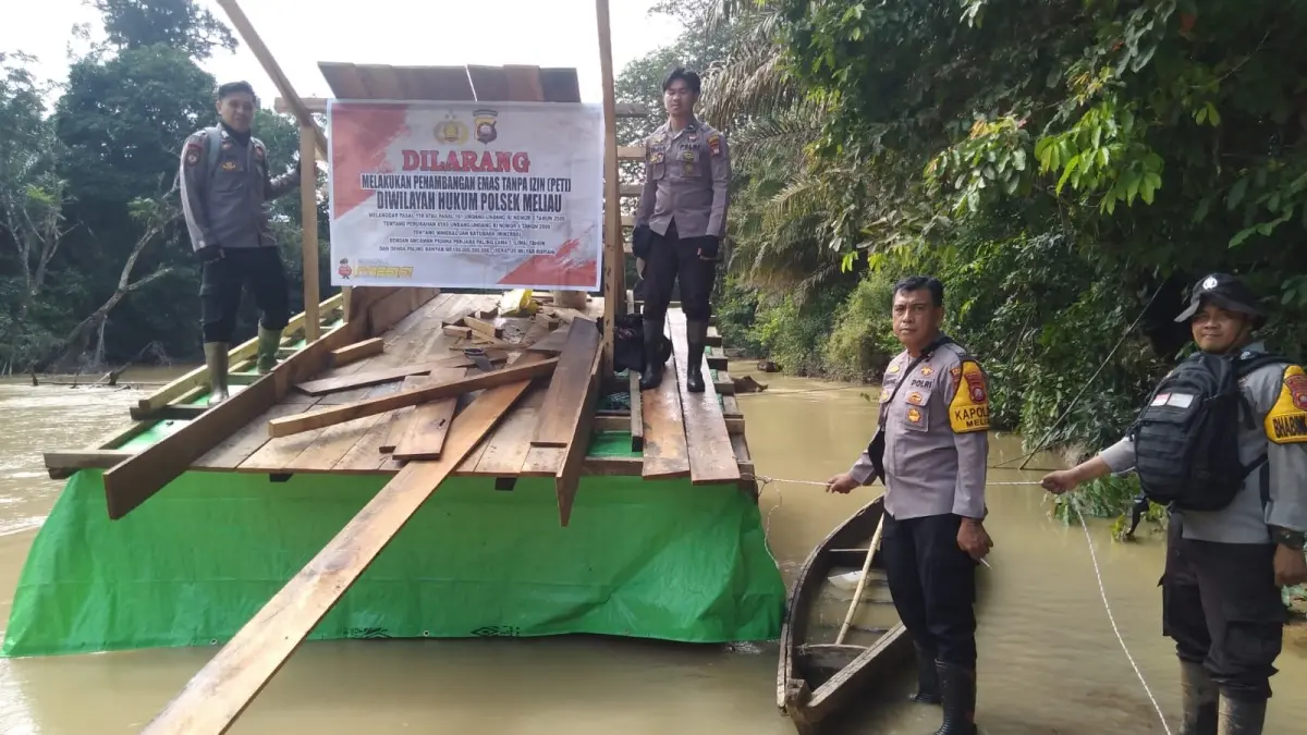 Kapolsek Meliau Iptu Supar bersama tim menggelar razia PETI pada Rabu (10/6). (ISTIMEWA)
