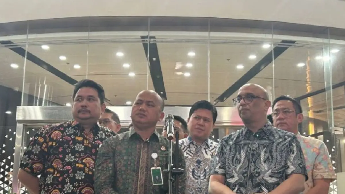 

Kapuspenkum Kejaksaan Agung Anang Supriatna (tengah) didampingi Dirdik Jampidsus Syarief Sulaeman Nahdi (kanan) memberikan keterangan kepada wartawan di Gedung Bundar Kejagung, Jakarta, Jumat (12/6/2026). (ANTARA)

&nbsp;