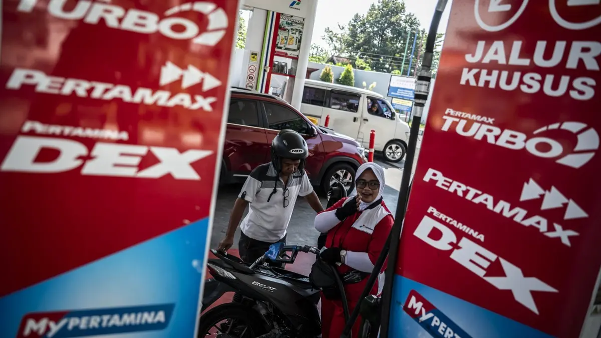 Kenaikan harga Pertamax memicu keluhan pengguna kendaraan. (ANTARA FOTO/APRILLIO AKBAR)