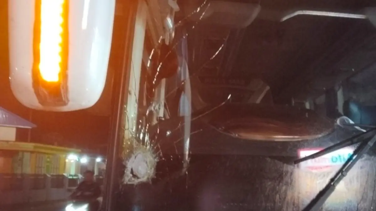 KERUSAKAN – Pecahan kaca spion bus Damri yang rusak akibat aksi pelemparan batu oleh dua remaja di Jalan Raya Semuntai, Kecamatan Mukok, Kabupaten Sanggau. (IST)