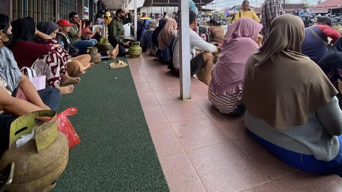 Masyarakat Kabupaten Kapuas Hulu tampak antri di operasi pasar murah elpiji kemarin. (ISTIMEWA)