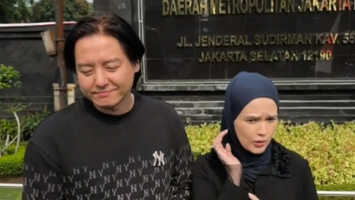 Pasangan selebritas Roger Danuarta dan Cut Meyriska saat memenuhi panggilan Polda Metro Jaya untuk menjalani pemeriksaan sebagai saksi terkait kasus dugaan penipuan agen perjalanan (travel) umrah Hanania Group, Jumat (12/6/2026). ANTARA