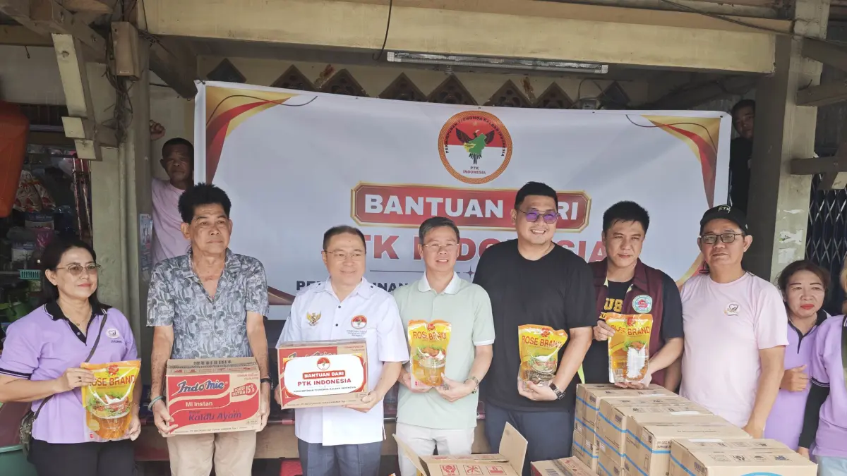 PEDULI KORBAN KEBAKARAN – PTK Indonesia menyalurkan bantuan sosial berupa paket sembako kepada korban kebakaran Pasar Pagi Sungai Pinyuh, Kabupaten Mempawah, Jumat (12/6/2026). Bantuan diberikan kepada 20 kepala keluarga yang terdampak musibah. IST