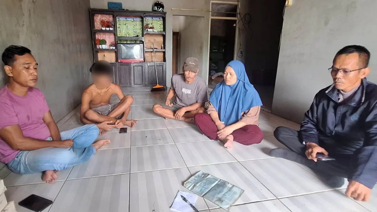 PENDAMPINGAN – Personel Polsek Mukok berbincang dengan orang tua salah satu terduga pelaku saat melakukan penelusuran dan pemeriksaan awal terkait kasus pelemparan bus Damri di Dusun Sungai Kunyit, Kabupaten Sekadau, Kamis (11/6). (IST)