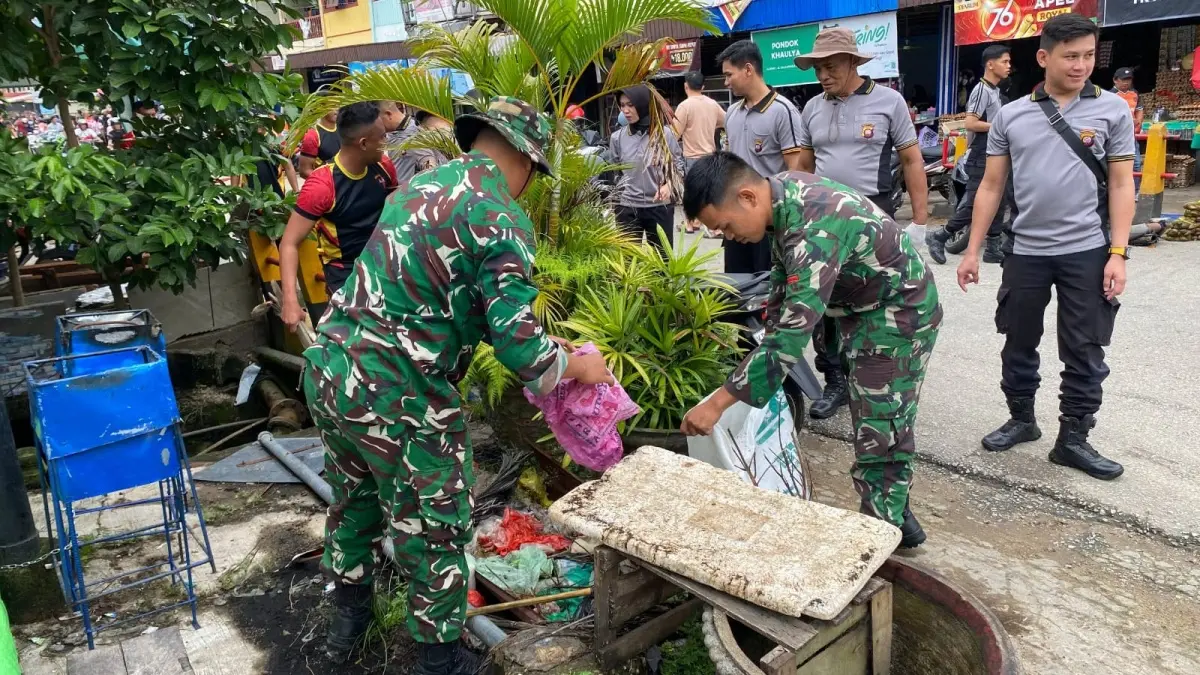 Personel TNI, Polri dan ASN Pemkab Sanggau membersihkan Pasar Jarai pada Jumat (12/6). (ISTIMEWA)