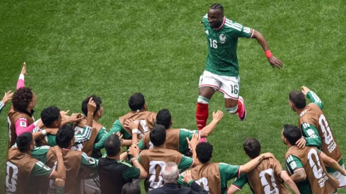 Pesepak bola Tim Nasional Meksiko Julian Quinones (atas) berselebrasi usai membobol gawang Tim Nasional Afrika Selatan dalam laga pembuka Grup A Piala Dunia 2026 di Stadion Azteca, Mexico City, Meksiko, Kamis (11/6/2026). (ANTARA FOTO/Aditya Pradana)