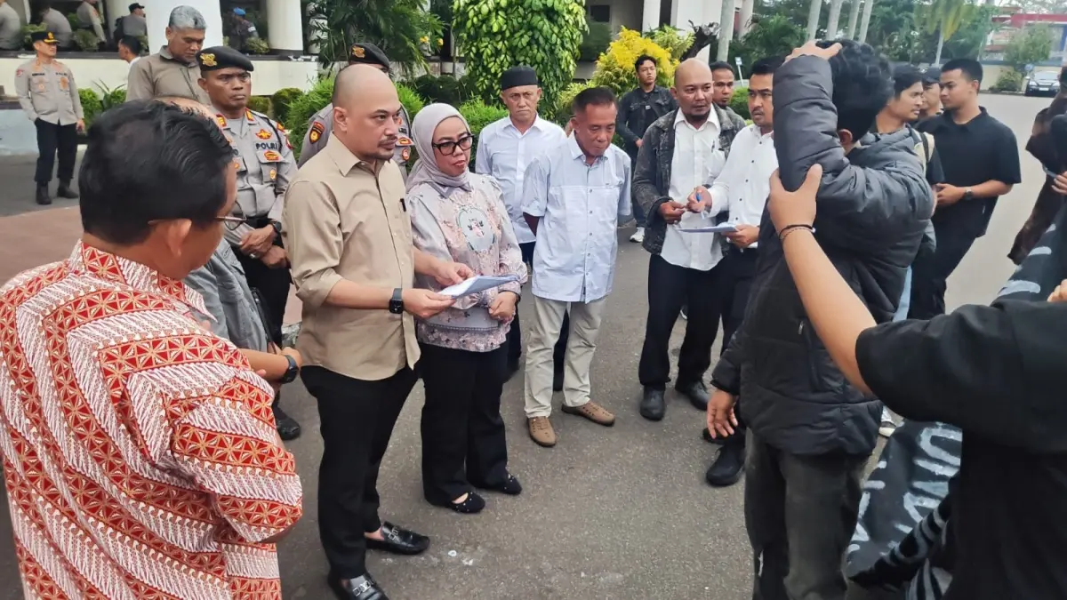 Pimpinan dan Anggota DPRD Kalbar ikut hadir menerima aspirasi i Solidaritas Mahasiswa Pengemban Aspirasi Rakyat (Solmadapar) Kalbar di Halaman Gedung DPRD. (DENY HAMDANI/PONTIANAK POST)