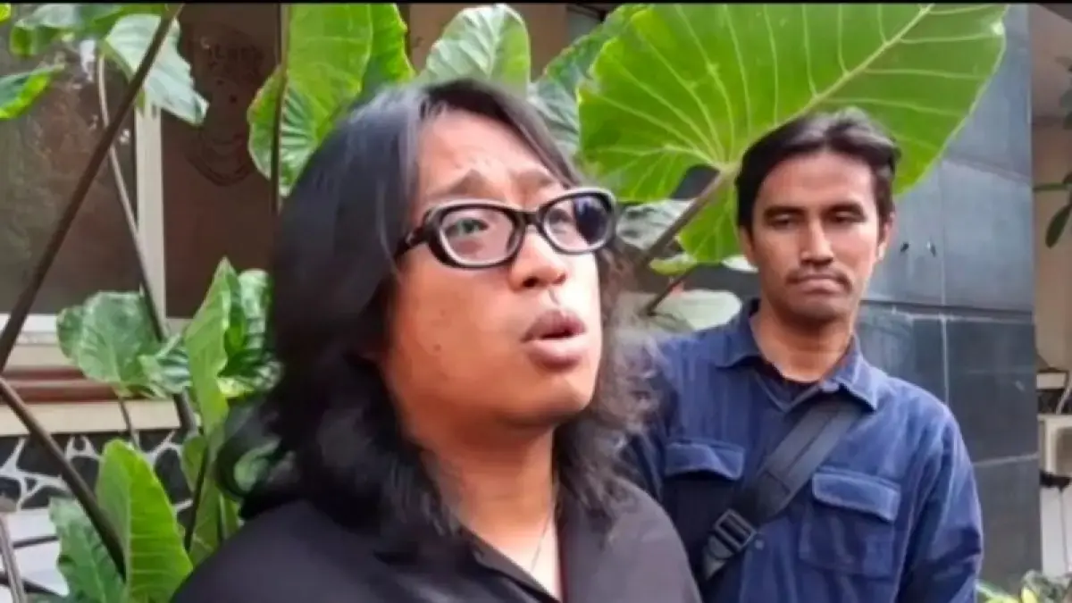 Praz Teguh saat memenuhi panggilan pihak Polda Metro Jaya untuk diperiksa sebagai saksi terkait kasus dugaan penipuan agen perjalanan umrah Hanania Group, Kamis (11/6). (ANTARA)