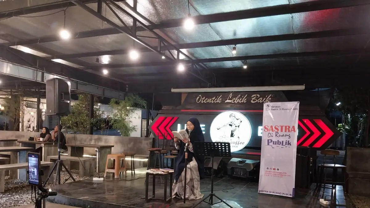 Salah satu peserta tengah membacakan karya sastra di panggung yang tersedia di Aming Coffee, Rabu (10/6). (SITI PONTIANAK POST)