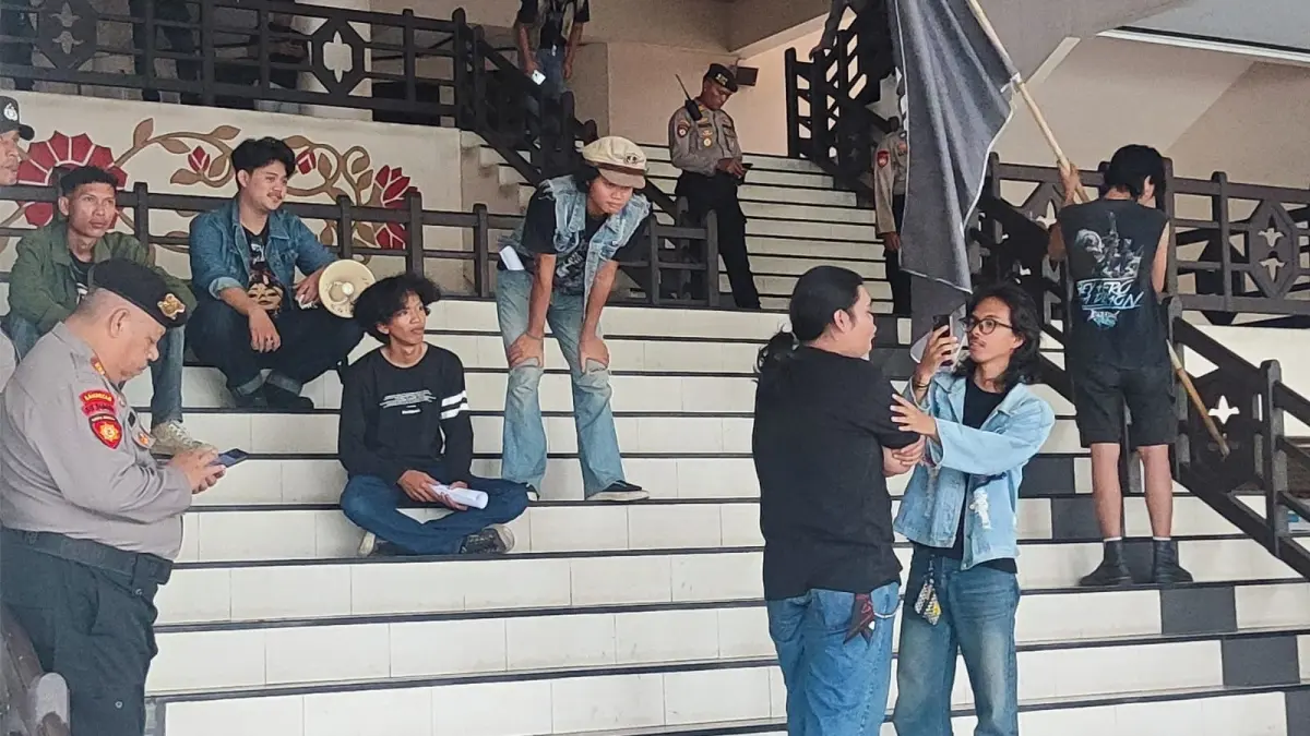 Sejumlah mahasiswa yang tergabung dalam Solidaritas Mahasiswa Pengemban Aspirasi Rakyat (Solmadapar) Kalimantan Barat menggelar aksi unjuk rasa di depan Gedung DPRD Kalimantan Barat, Jumat (12/6). (DENY HAMDANI/PONTIANAK POST)