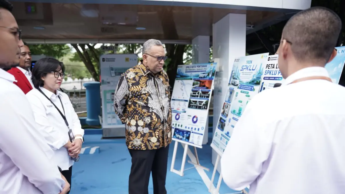Senior Manager Niaga dan Manajemen Pelanggan PLN UID Kalimantan Barat, Albert Safaria (pertama kanan), memberikan pemaparan kepada Wakil Menteri Ketenagakerjaan RI, Dr. Ir. H. Afriansyah Noor M.Si., IPU., (tengah) mengenai perkembangan ekosistem kendaraan listrik (Electric Vehicle/EV) di Kalimantan Barat. Dalam kesempatan tersebut, Albert menjelaskan kesiapan infrastruktur SPKLU PLN yang kini telah tersebar di berbagai wilayah strategis, termasuk jalur utama dan kawasan perbatasan, sebagai bentuk dukungan PLN terhadap percepatan transisi energi dan pengembangan transportasi ramah lingkungan di Indonesia.