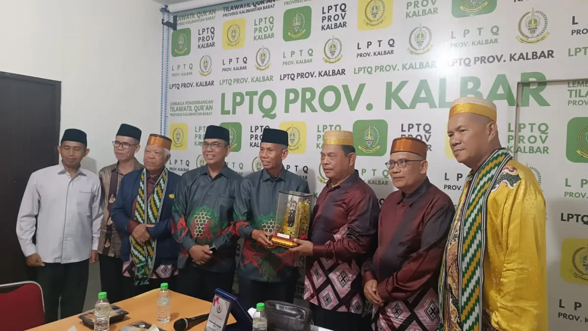 Tukar cenderamata antara Ketua LPTQ Kalbar dan Ketua Persatuan Komuniti Bugis Sabah