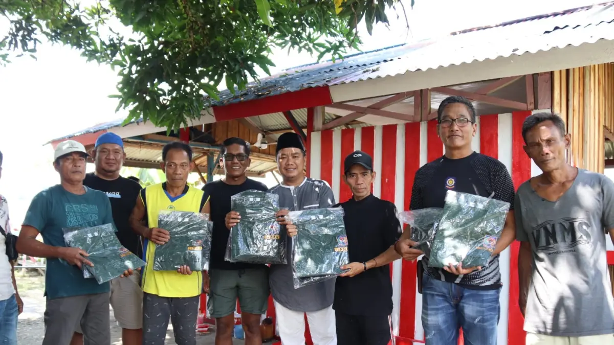 Unit Intel Kodim 1206/Psb, Pelda M. Ginting, yang mewakili Dandim 1206/Psb saat menyerahkan seragam Linmas.   