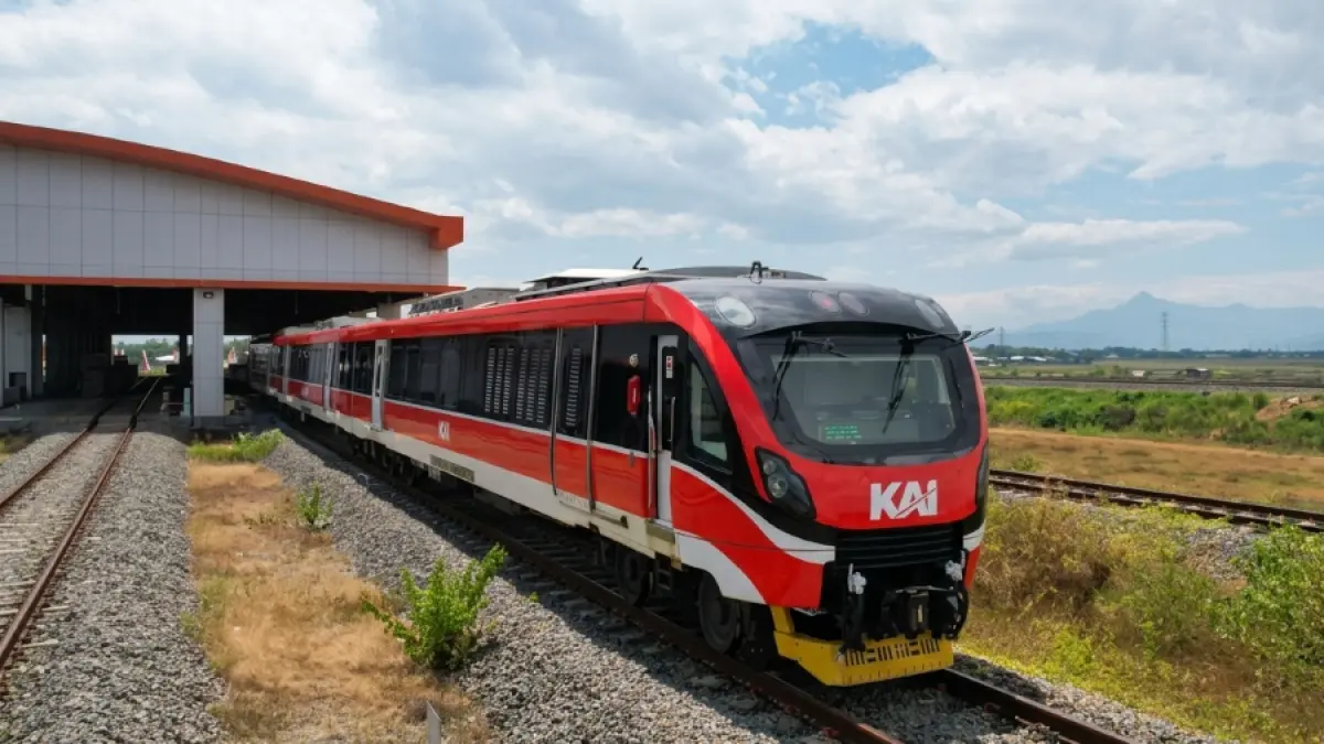 KERETA API SULAWESI: Kereta api rute Makassar–Parepare melintas di Sulawesi Selatan. Pemerintah menjadikan pengembangan jaringan kereta api Sulawesi sebagai bagian dari upaya memperkuat konektivitas, mobilitas masyarakat, dan distribusi komoditas di kawasan Indonesia Timur. (FOTO: KAI)