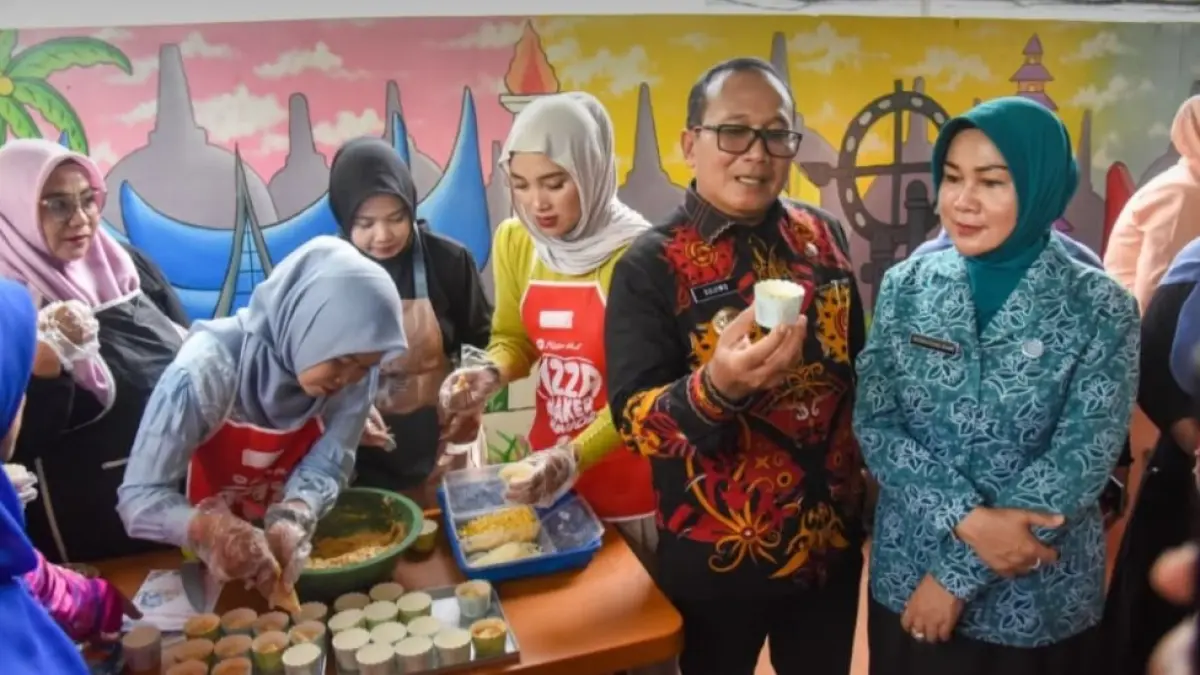 Bupati Kubu Raya, Sujiwo didampingi Ketua Tim Penggerak PKK Kubu Raya, Atzebiyatulensi menghadiri kegiatan Gemarikan di Sungai Raya. Keduanya mengajak masyarakat meningkatkan konsumsi ikan sebagai upaya mencetak generasi sehat dan cerdas. (Prokopim Kubu Raya)