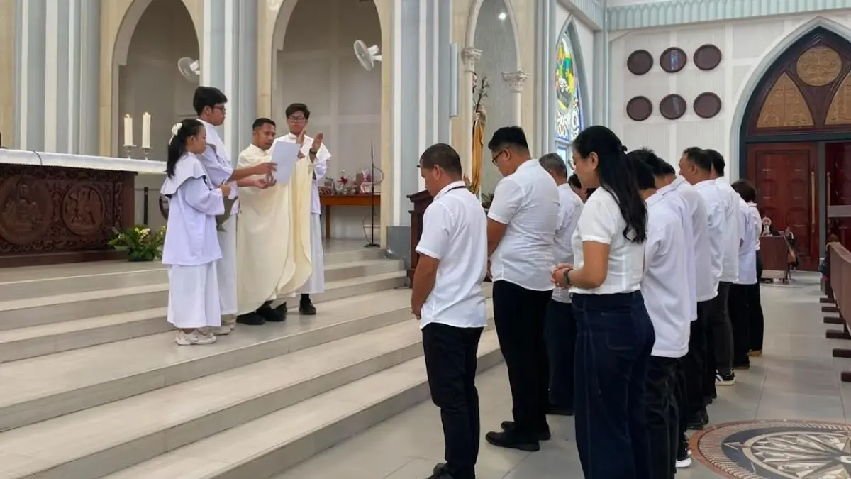 Nilai integritas, belas kasih, dan semangat melayani masyarakat menjadi pesan utama dalam pelaksanaan misa bulanan Aparatur Sipil Negara (ASN) Katolik di Kabupaten Sintang yang digelar di Gereja Katedral Kristus Raja Sintang, Jumat (12/6). (RISKA /PONTIANAK POST)