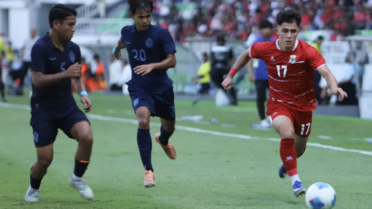 Amar Rayhan Brkic berusaha melewati pemain Kamboja U-19. Timnas Indonesia U-19 meraih peringkat ketiga ASEAN U-19 Championship 2026 usai mengalahkan Kamboja 1-0. (Antara/Yudi Manar)