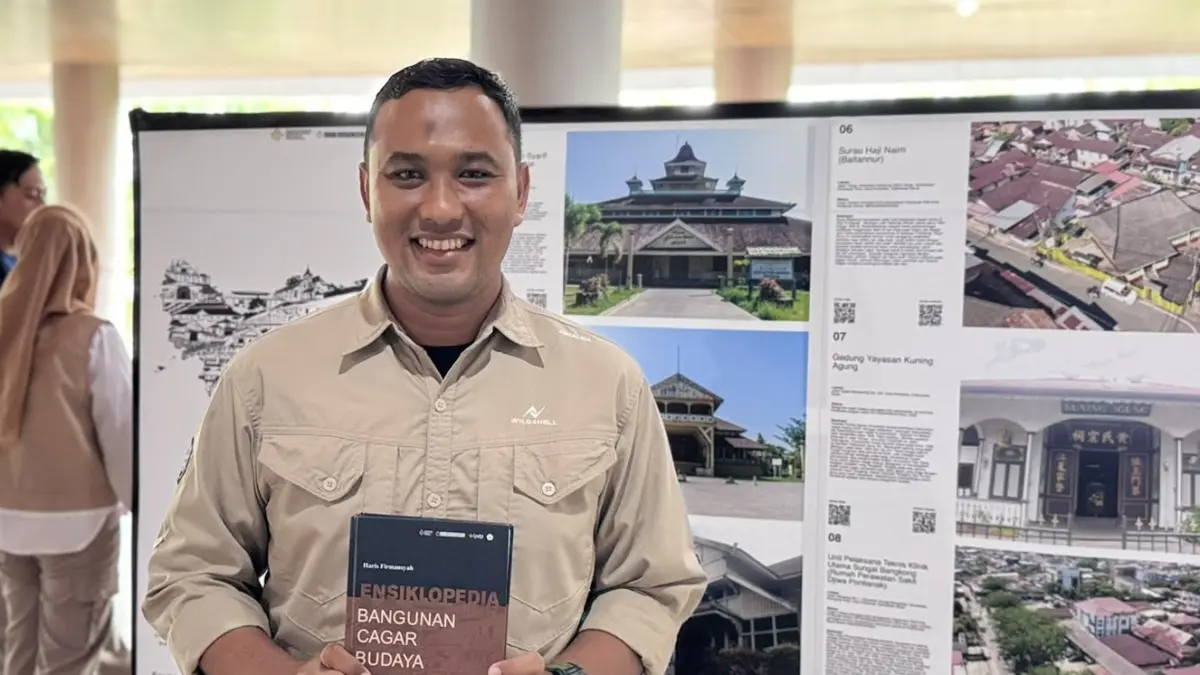 BUKU : Haris Firmansyah memperkenalkan buku Ensiklopedia Bangunan Cagar Budaya Kalbar dalam kegiatan diseminasi, seminar, dan pameran yang digelar di Gedung Konferensi Untan, Sabtu (13/6). SITI PONTIANAK POST