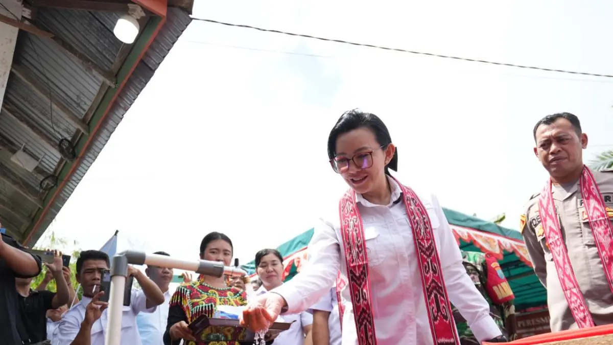 Bupati Karolin Margret Natasa meresmikan SPAM Desa Sepangah Kecamatan Air Besar pada Rabu (10/6). Warga kini dapat menikmati akses air bersih. (HUMAS PEMKAB LANDAK)