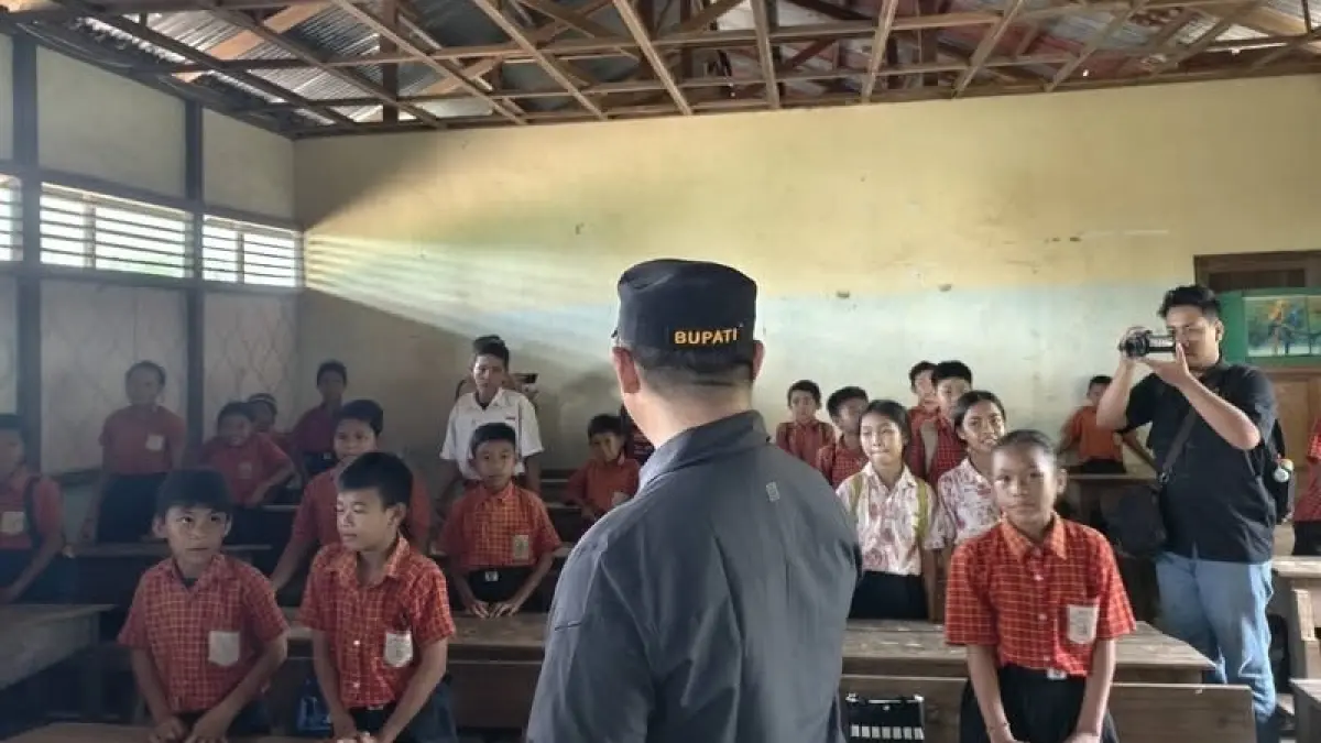 Bupati Ketapang, Alexander Wilyo, meninjau salah satu ruang kelas yang tak layak di Kecamatan Simpang Hulu, Kamis (11/6). (ISTIMEWA)