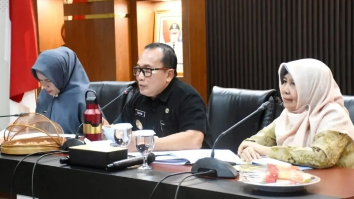 Bupati Kubu Raya, Sujiwo mengikuti rapat koordinasi pembahasan usulan pembangunan Pasar Induk Kubu Raya secara daring di Ruang Pamong Praja I Kantor Bupati Kubu Raya, Jumat (12/6). (PROKOPIM KUBU RAYA)