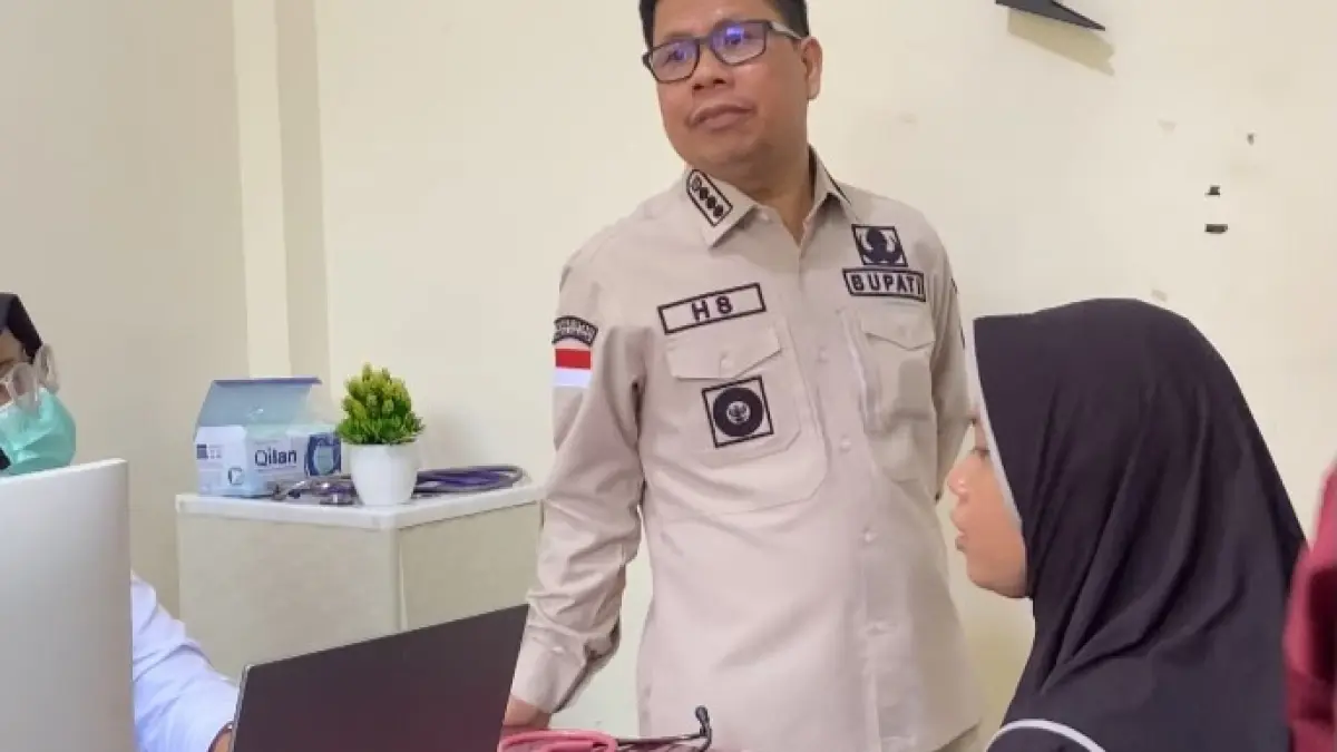 Bupati Sambas Satono meninjau layanan puskesmas untuk memastikan pelayanan kesehatan masyarakat berjalan optimal. (ISTIMEWA)
