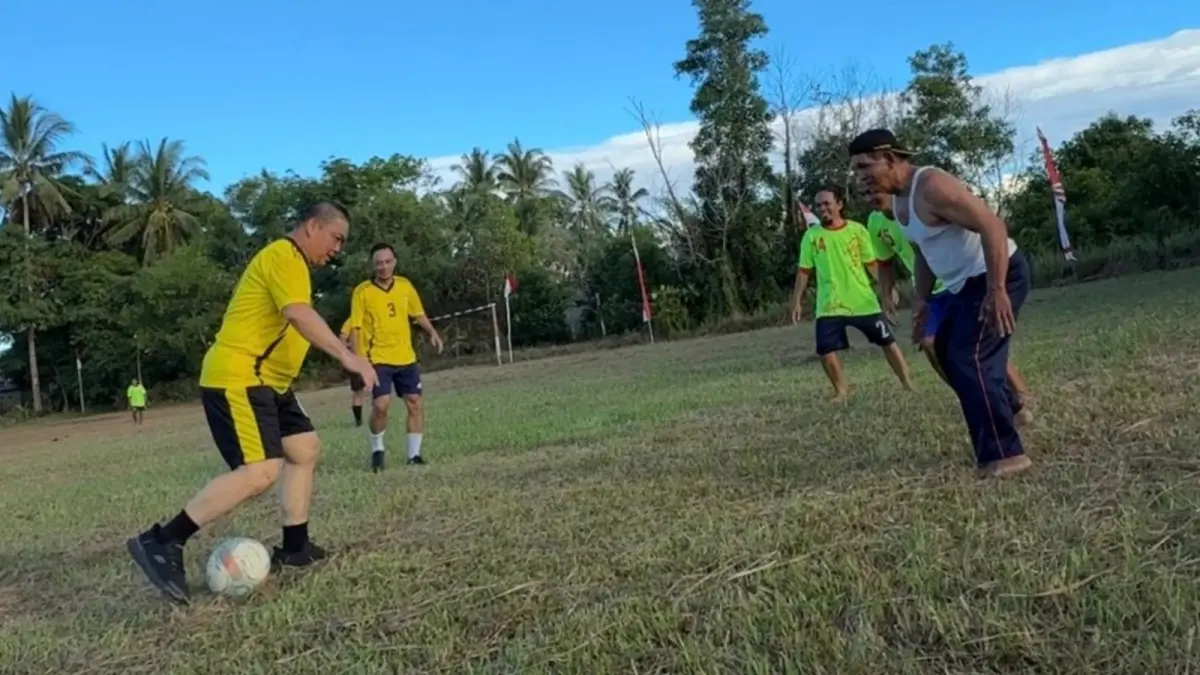 Gubernur Kalbar Ria Norsan bermain bola bersama warga Desa Temajuk Kecamatan Paloh Kabupaten Sambas pada Sabtu (13/6). (MEIDY KHADAFI/PONTIANAK POST)