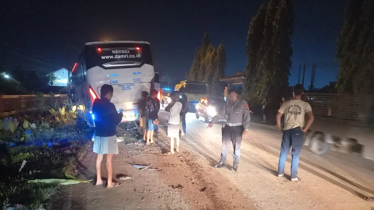 Bus DAMRI ringsek setelah ditabrak truk trailer di Jalan Khatulistiwa Kecamatan Pontianak Utara pada Jumat (12/6). Sopir bus meninggal dunia. (ISTIMEWA)