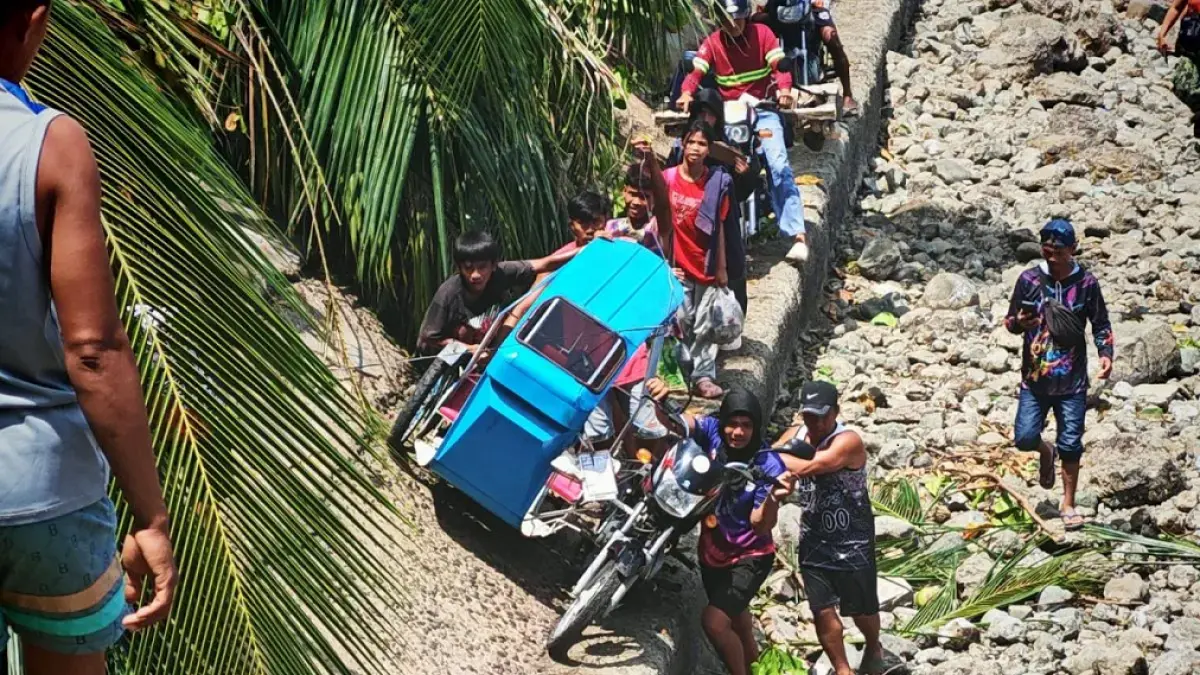 Sedikitnya 55 orang tewas, 38 orang hilang, dan 1.120 orang mengalami luka-luka setelah gempa bumi bermagnitudo 7.8 mengguncang lepas pantai selatan Mindanao, Filipina, Senin (8/6). (ANTARA/Xinhua)