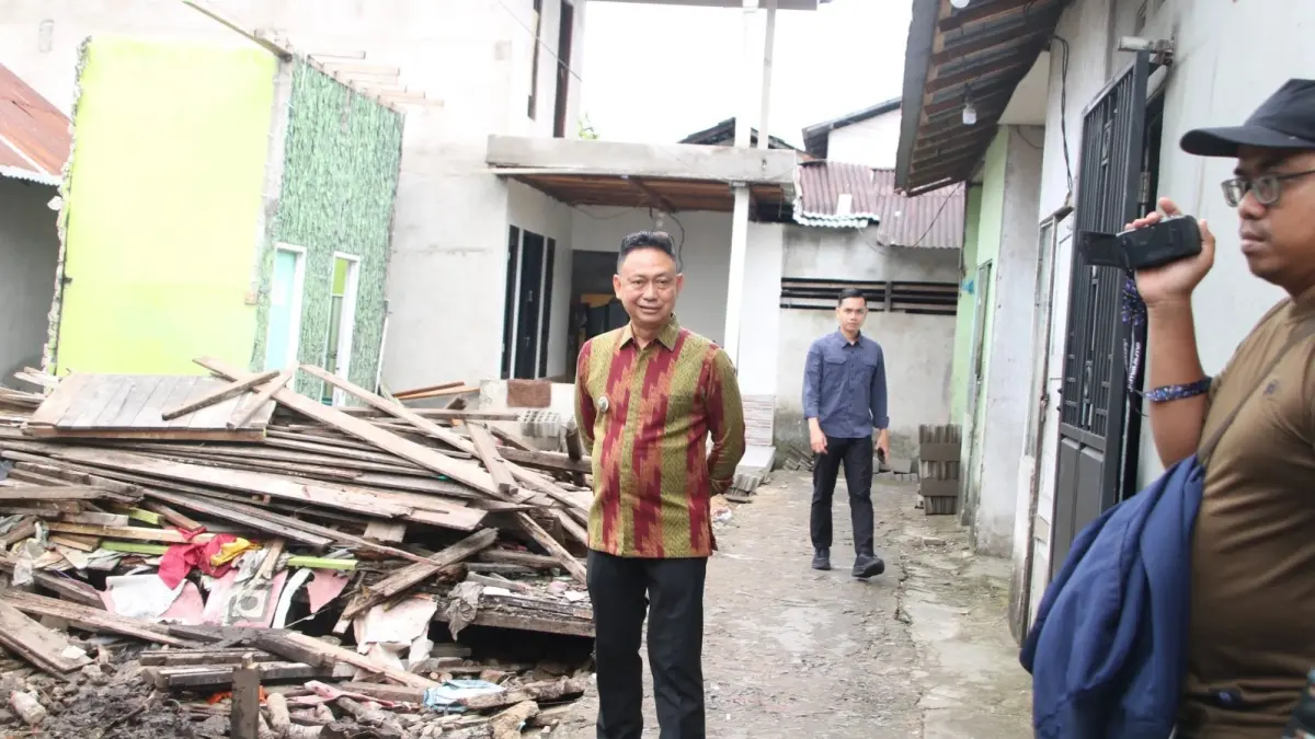 Wali Kota Pontianak Edi Kamtono saat meninjau rumah penduduk di Jalan Tanjung Raya I. (ISTIMEWA)