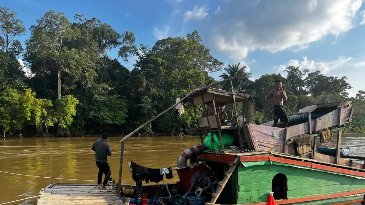 BARANG BUKTI PETI – Sejumlah peralatan tambang yang digunakan untuk aktivitas pertambangan emas tanpa izin (PETI) di Sungai Pawan, Desa Penjawaan, Kecamatan Sandai, Kabupaten Ketapang, diamankan Satreskrim Polres Ketapang. Dua tersangka dalam kasus tersebut telah dilimpahkan ke Kejaksaan Negeri Ketapang.