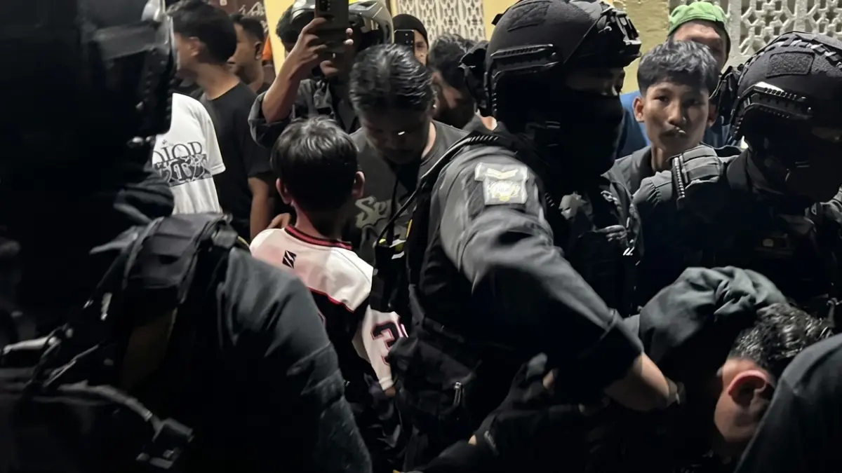 Personel Tim Patroli Perintis Presisi Sat Samapta Polres Singkawang melakukan penanganan laporan masyarakat melalui layanan darurat 110. Dalam operasi tersebut, polisi mengamankan seorang terduga pelaku pencurian kotak amal di Masjid Baiturrahman, Singkawang Tengah. (Humas Polres Singkawang)