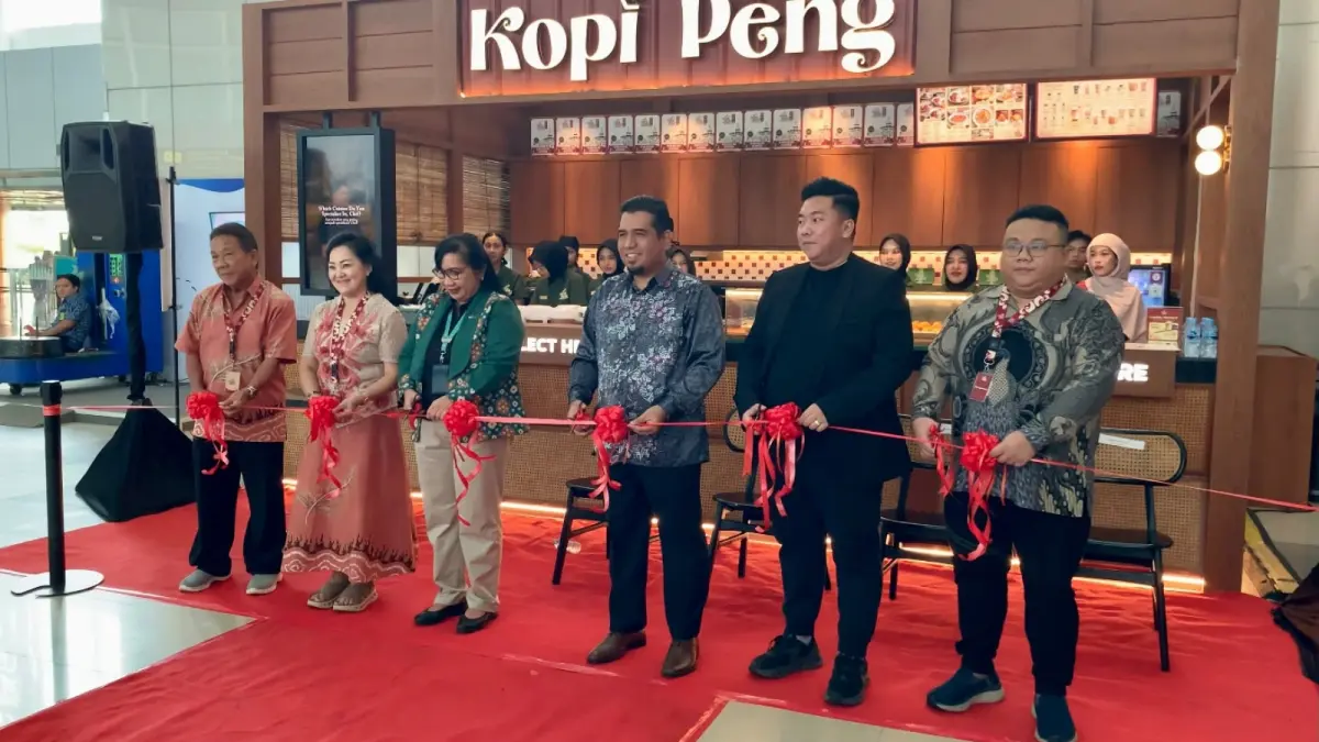 GM PT Angkasa Pura Indonesia KC Bandara Internasional Supadio, Maya Damayanti, bersama Konsul Malaysia di Pontianak, Azizul Zekri bin Abd Rahim, dan manajemen Kopi Peng melakukan pemotongan pita sebagai tanda resmi dibukanya gerai Kopi Peng di Bandara Internasional Supadio, Minggu (14/6). (IDIL AQSA AKBARY/PONTIANAK POST)