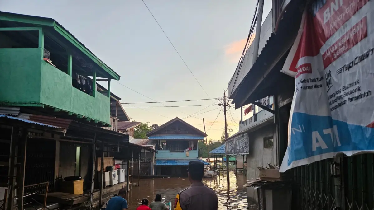 Kapolsek Menukung Iptu Suyono bersama personel Polsek Menukung memberikan imbauan kepada masyarakat terkait potensi banjir di sejumlah desa di Kecamatan Menukung, Kabupaten Melawi. Warga diminta meningkatkan kewaspadaan menyusul naiknya debit air akibat hujan di wilayah hulu. (Humas Polres Melawi)