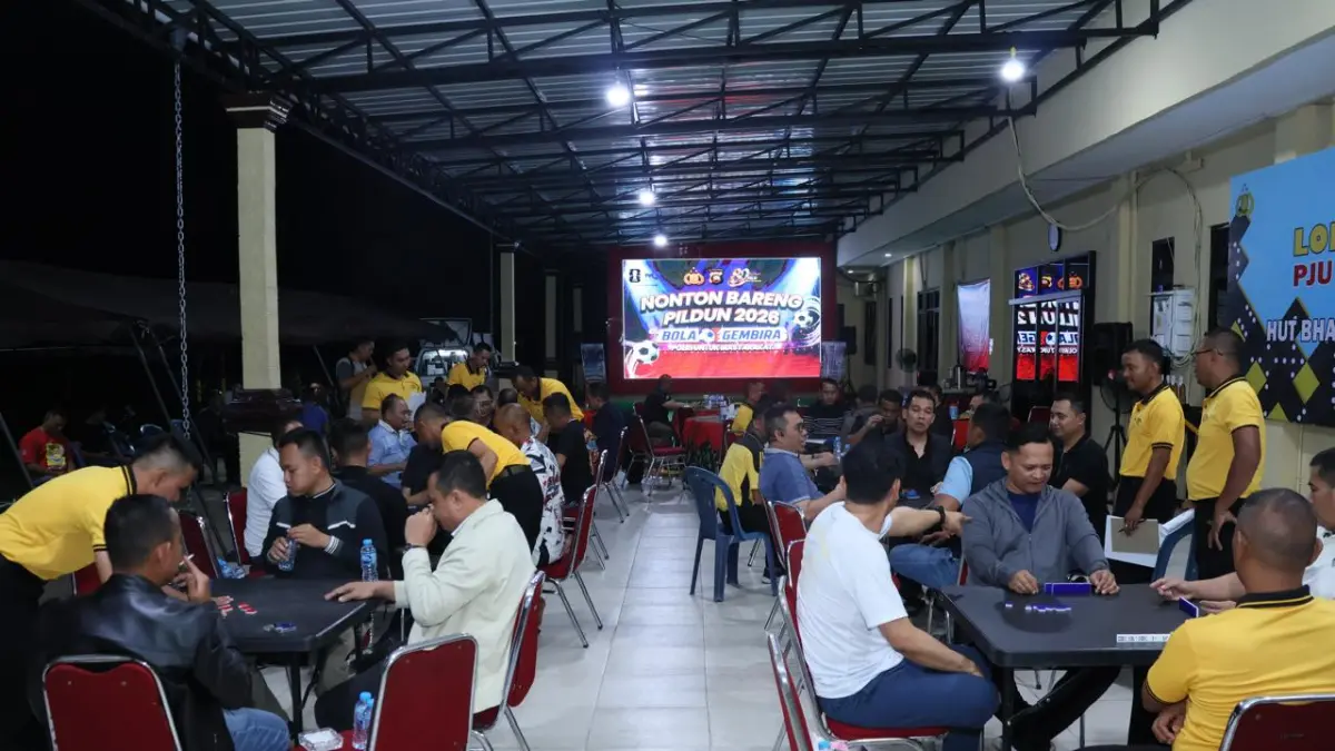 Sejumlah pejabat utama Polda Kalimantan Barat mengikuti lomba domino dalam rangka menyemarakkan Hari Bhayangkara ke-80 di Pontianak, Minggu (14/6/2026). Kegiatan tersebut digelar untuk mempererat silaturahmi, memperkuat soliditas internal, dan meningkatkan semangat pengabdian kepada masyarakat. (Humas Polda Kalbar)