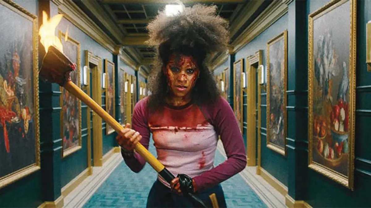 Asia Reeves (Zazie Beetz) hendak menyerang anggota The Virgil (bawah). Meski dibunuh berkali-kali, mereka bisa hidup kembali. (NEW LINE CINEMA-NOCTURNA)