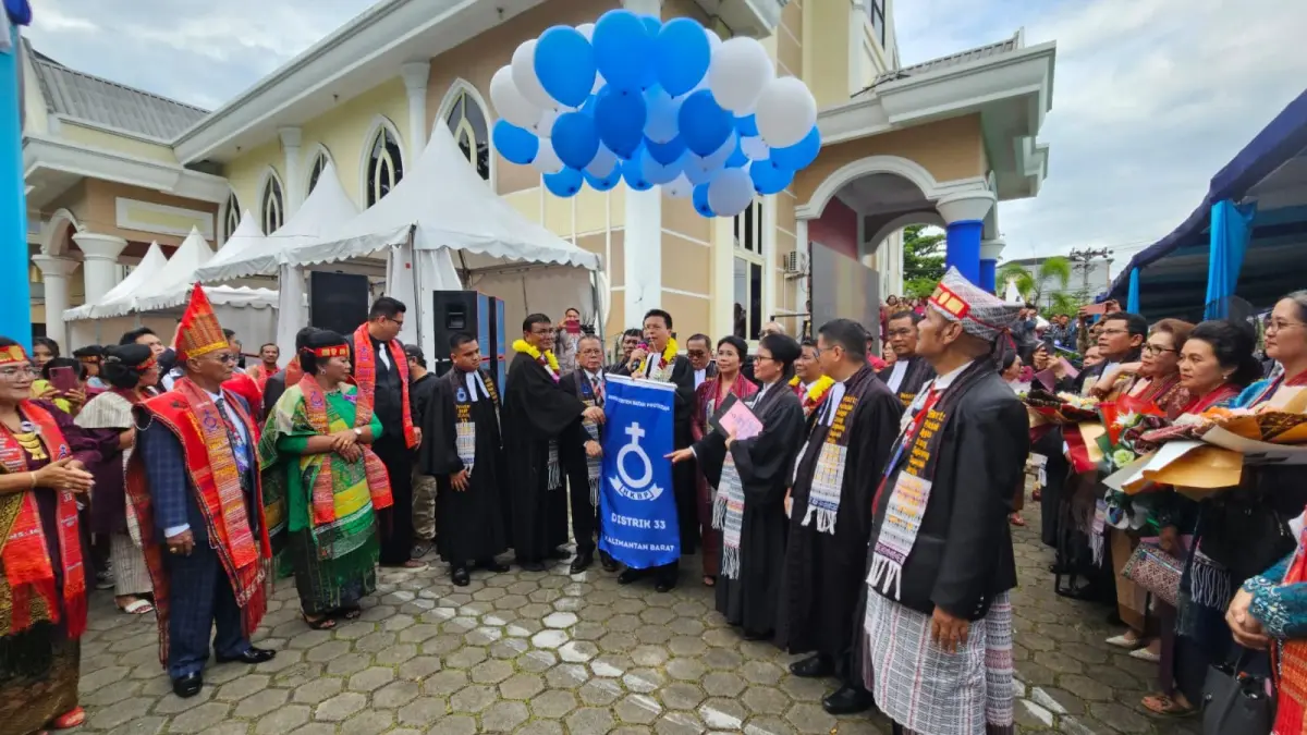 Ephorus HKBP Pdt. DR Viktor Tinambunan meresmikan Distrik 33 HKBP Kalimantan Barat yang membawahi delapan resort untuk memperkuat pelayanan umat.