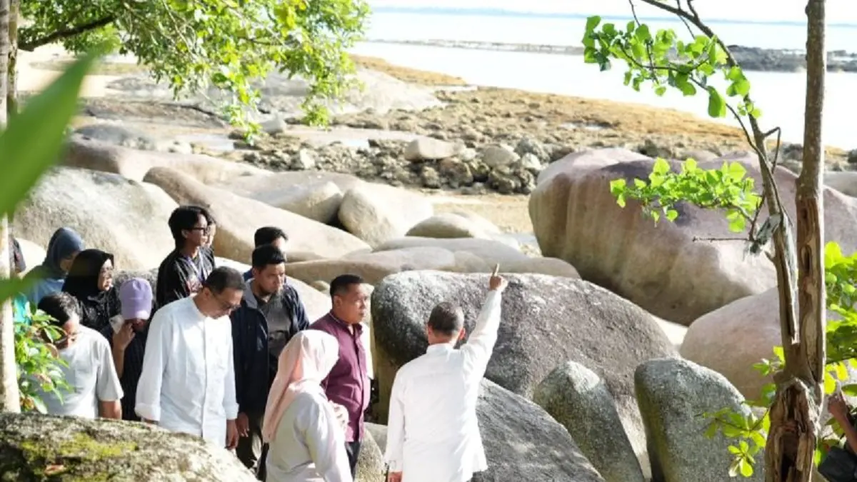 Gubernur Kalimantan Barat Ria Norsan mendorong percepatan pengembangan kawasan Pantai Temajuk, Kabupaten Sambas, sebagai destinasi wisata unggulan sekaligus gerbang wisata perbatasan. (ANTARA/Prokopim Kalbar)