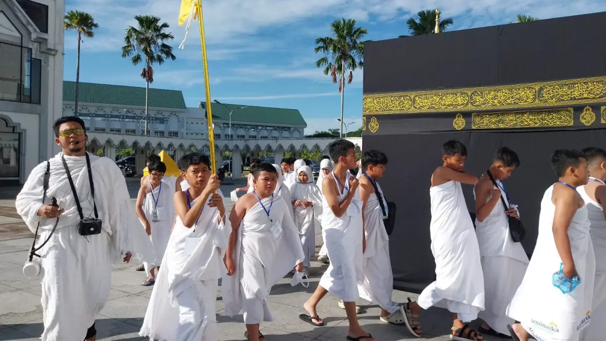 Kegiatan Manasik Haji yang diikuti ratusan siswa SD Muhammadiyah 2 Pontianak di Halaman Masjid Raya Mujahidin, Sabtu (13/6). SITI PONTIANAK POST
