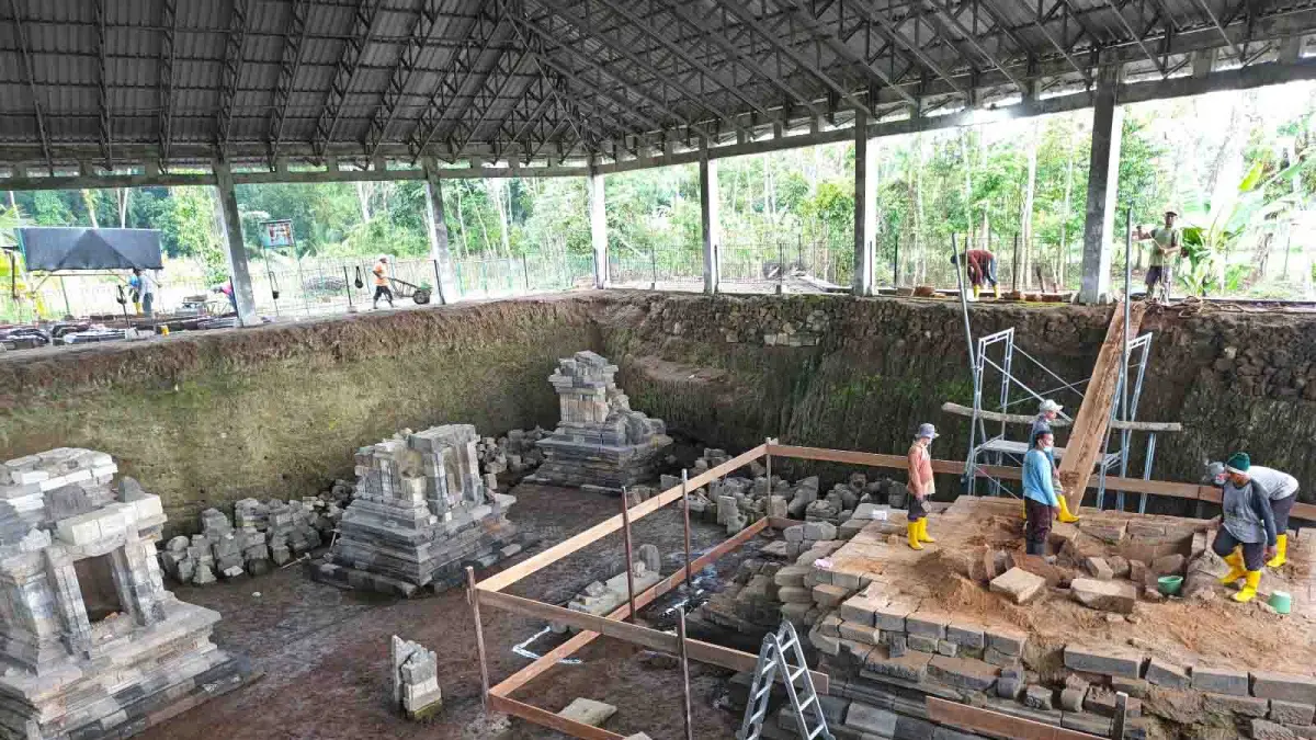 PEMUGARAN CANDI LOSARI – Tim melakukan pemugaran Candi Losari di Kecamatan Salam, Kabupaten Magelang. Proses yang berlangsung hingga Oktober 2026 itu mengungkap temuan logam elektrum setara emas 16,5 karat di dalam peripih yang terkubur material letusan Gunung Merapi selama berabad-abad. FOTO: ROFIK SYARIF/RADAR MAGELANG/JAWA POS