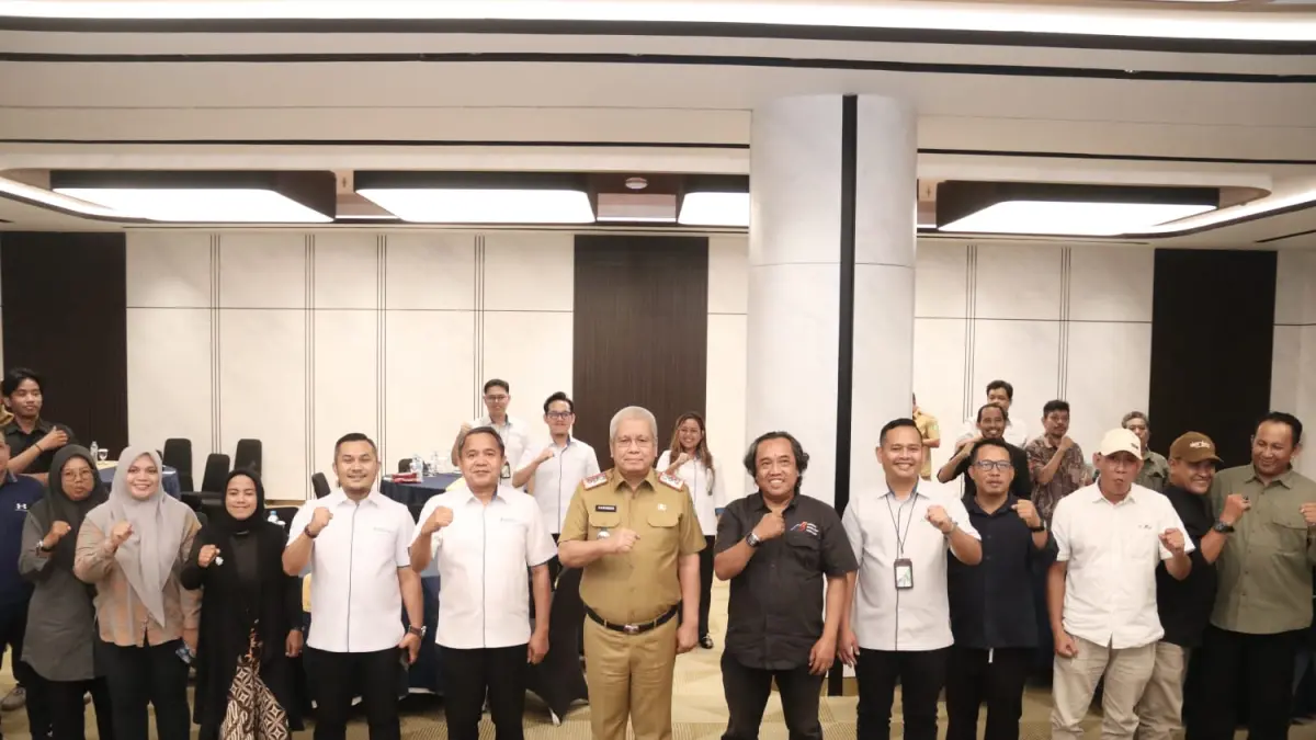 Sekretaris Daerah Provinsi Kalimantan Barat Harisson, jajaran BPJS Ketenagakerjaan, pengurus AMSI Kalbar, dan peserta berfoto bersama usai Forum Sinergi Media dan BPJS Ketenagakerjaan di Hotel Golden Tulip Pontianak, Senin (15/6). Forum ini mendorong kolaborasi untuk meningkatkan perlindungan pekerja melalui program jaminan sosial ketenagakerjaan.