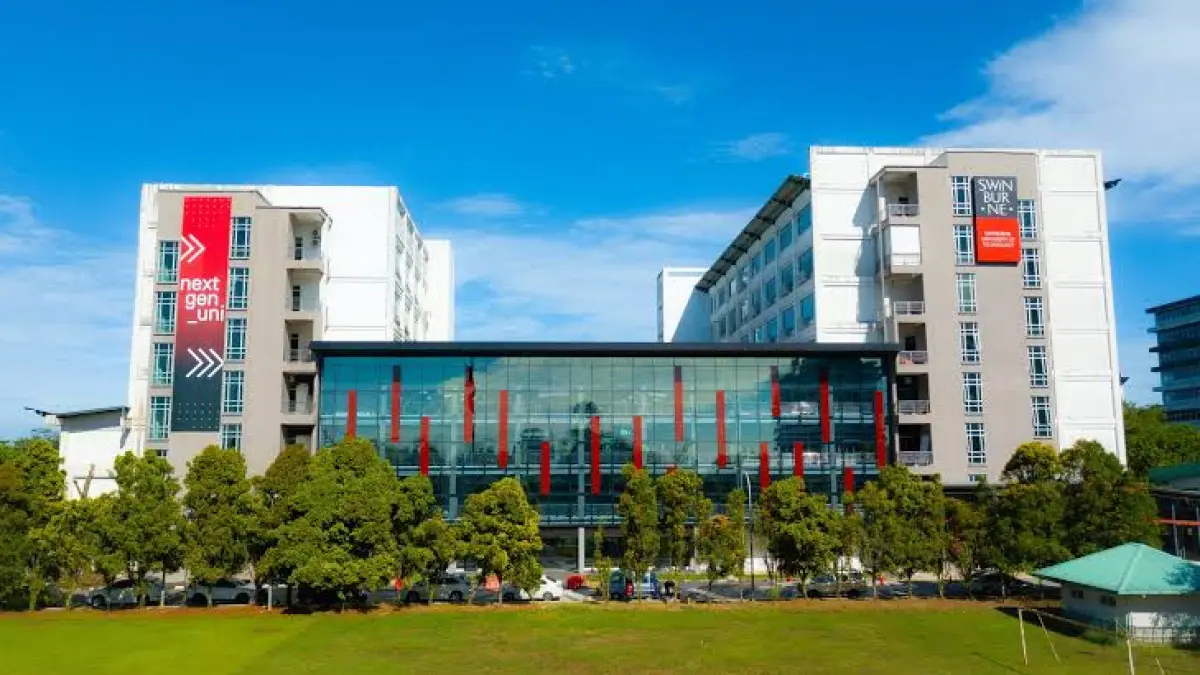 Swinburne University of Technology Sarawak di Kuching, Malaysia, yang menawarkan program Business dan Engineering yang relevan dengan kebutuhan industri regional serta memiliki biaya pendidikan yang relatif terjangkau bagi mahasiswa Kalbar. (swinburne.edu.my)