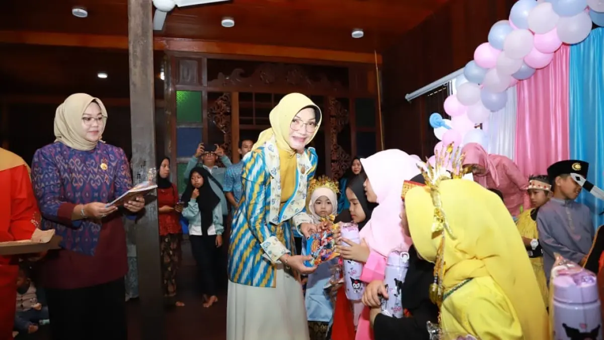 Bunda PAUD Pontianak Yanieta Arbiastutie menghadiri acara pelepasan Anak Didik PAUD PKK Percontohan Tahun Ajaran 2025/2026 di Rumah Budaya Kampung Caping. (ISTIMEWA)