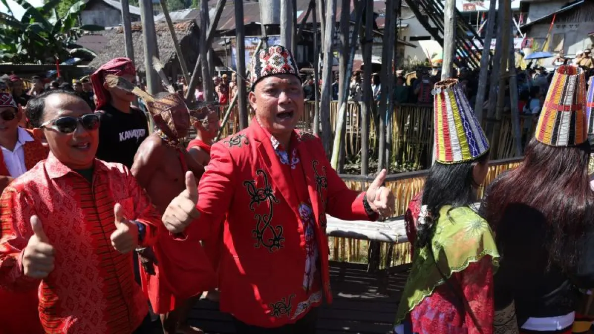 Bupati Bengkayang Sebastianus Darwis ikut menari saat menghadiri perayaan budaya Nyobeng di Dusun Sebujit, Desa Hlu Buei, Kecamatan Siding, Kabupaten Bengkayang. (ANTARA)