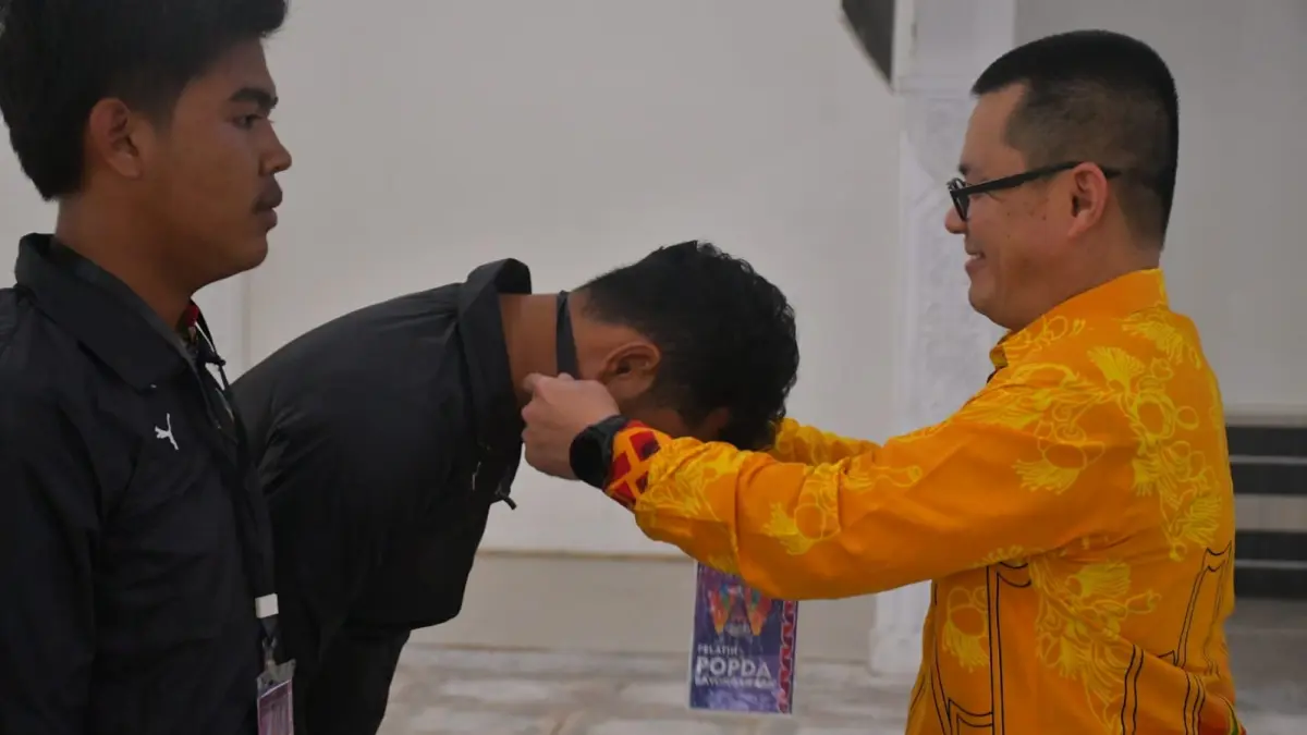 Bupati Kayong Utara, Romi Wijaya, saat melepas Kontingen Atlet Pelajar Kabupaten Kayong Utara yang akan berlaga pada ajang Soeratin U-13 dan Pekan Olahraga Pelajar Daerah (Popda) Provinsi Kalimantan Barat Tahun 2026.  