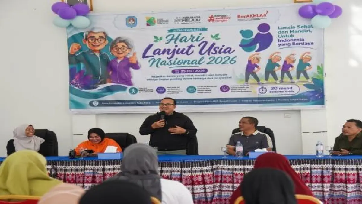 Bupati Kubu Raya, Sujiwo memberikan arahan pada Peringatan Hari Lanjut Usia Nasional (HLUN) Tahun 2026 di Aula Puskesmas Sungai Durian, Kecamatan Sungai Raya, Sabtu (13/6). (Prokopim Kubu Raya)