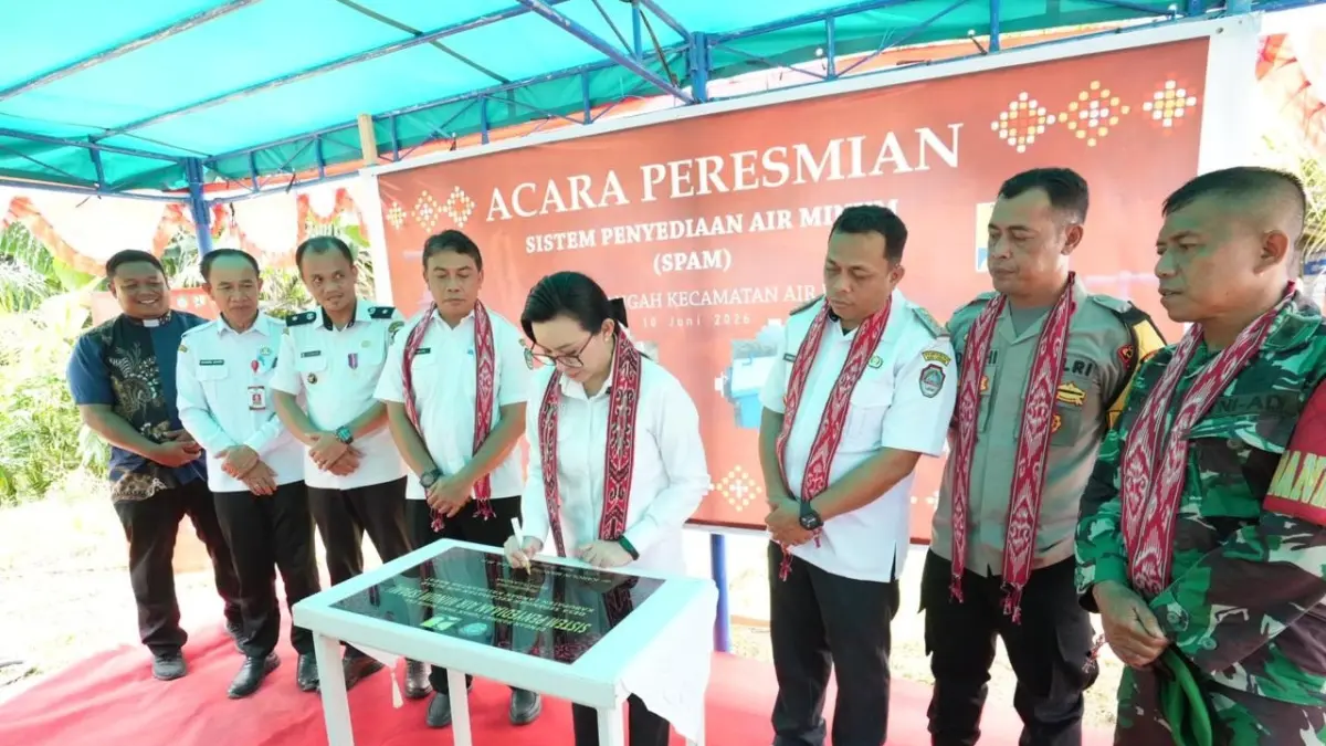 Bupati Landak Karolin Margret Natasa saat meresmikan Sistem Penyediaan Air Minum (SPAM) di Desa Sepangah, Kecamatan Air Besar, Rabu (10/6). (HUMAS PEMKAB LANDAK)