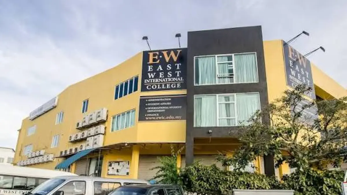 East West International College Malaysia menawarkan program Hospitality berbasis Work-Based Learning yang memungkinkan mahasiswa memperoleh pengalaman kerja sekaligus sertifikasi internasional selama masa studi.  (ewic.edu.my)